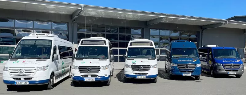 Kleinbusse auf Betriebshof vor Halle