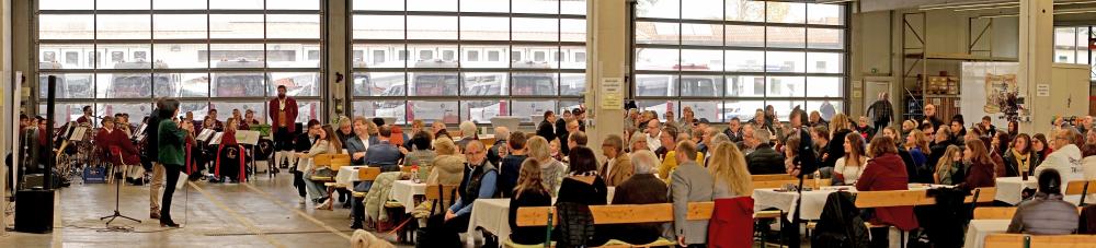 Bussegnung - Feier in Busdepot mit 200 Gästen