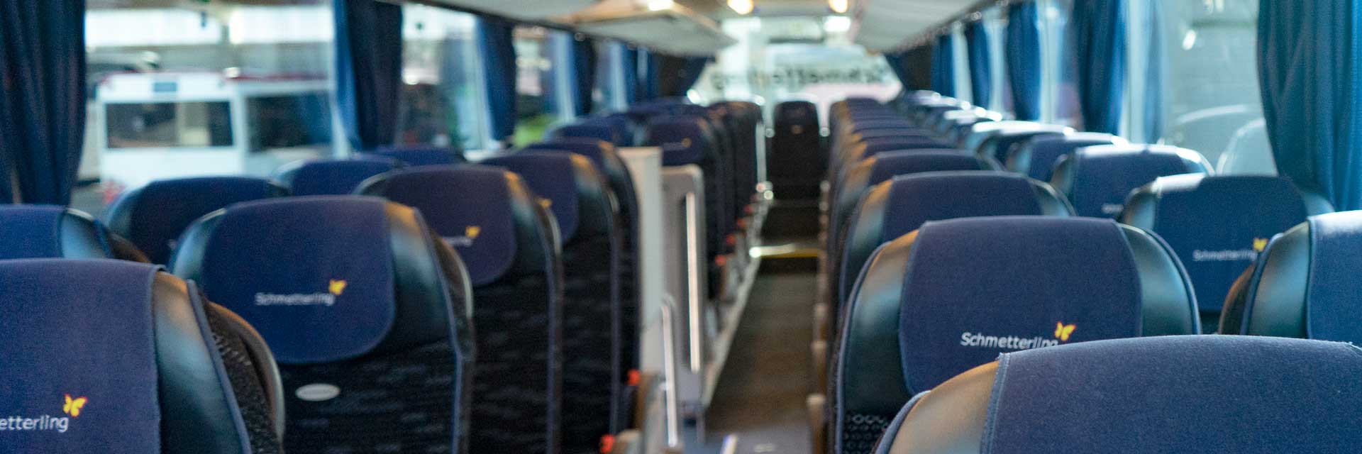 Bus Innenraum mit Sitzreihen