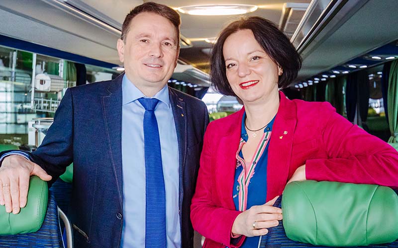 Elmar und Daniela Singer in einem Reisebus