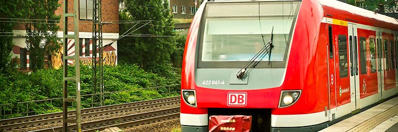 Zug der deutschen Bahn am Bahnhof