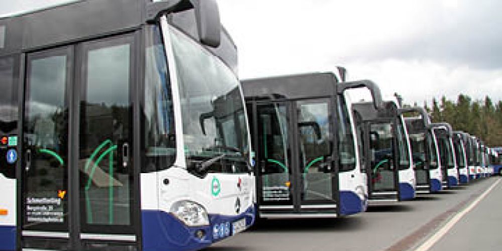 Busse auf Betriebshof in Reihe aufgestellt