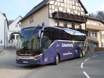Reisebus in Obertrubach vor Gasthaus mit Fachwerkfassade