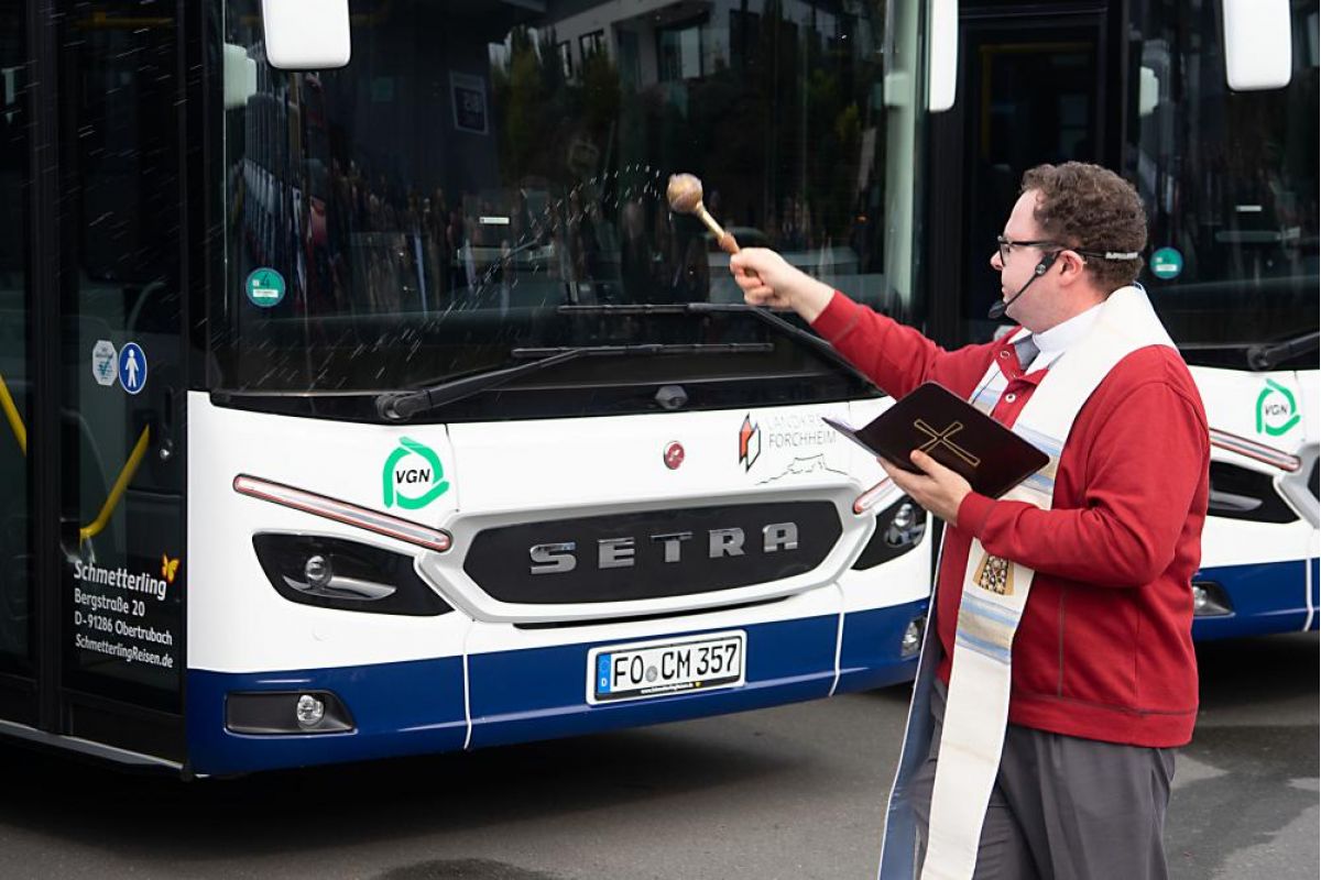 Pfarrer segnet neue Busse