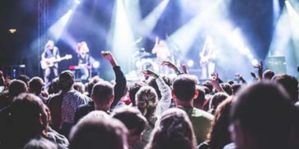 Band auf Bühne mit feiernden Menschen davor