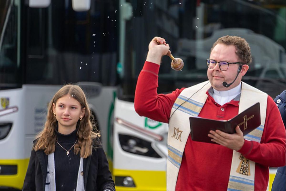 Pfarrer segnet neue Busse