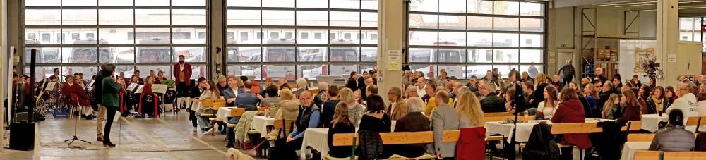 Bussegnung - Feier in Busdepot mit 200 Gästen