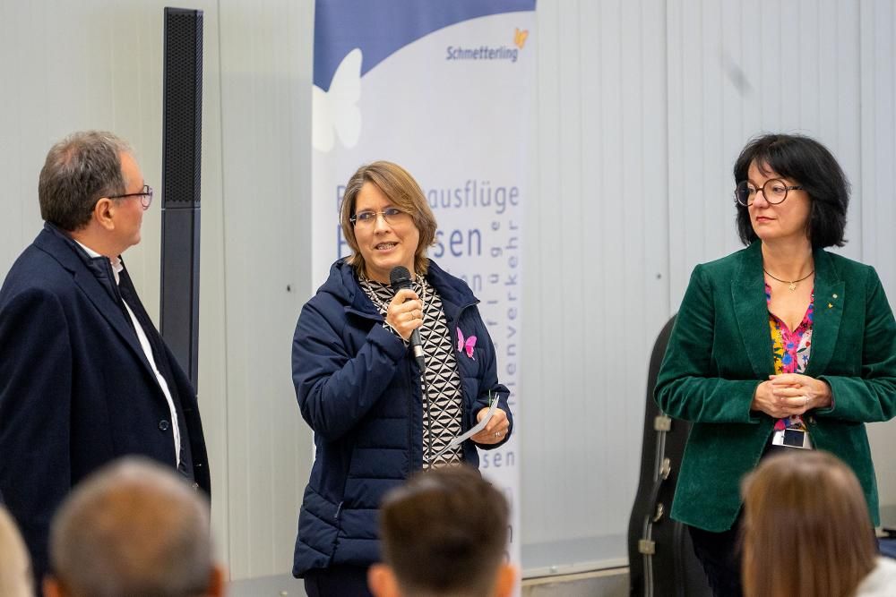 Bussegnung - Feier in Busdepot mit Reden, Ehrengästen, Mitarbeitern