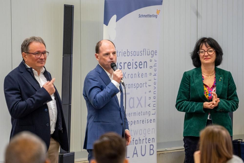 Bussegnung - Feier in Busdepot mit Reden, Ehrengästen, Mitarbeitern