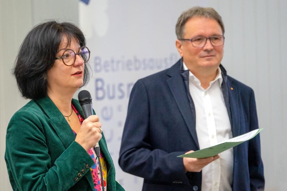 Bussegnung - Feier in Busdepot mit Reden, Ehrengästen, Mitarbeitern