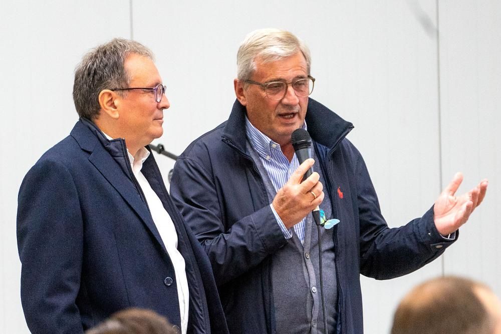 Bussegnung - Feier in Busdepot mit Reden, Ehrengästen, Mitarbeitern