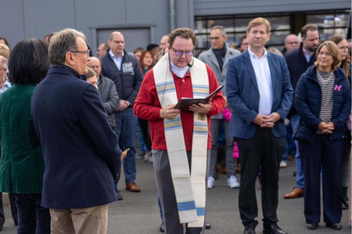 Pfarrer segnet neue Busse