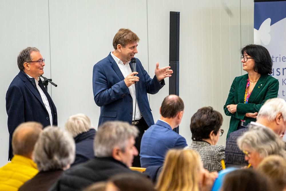 Bussegnung - Feier in Busdepot mit Reden, Ehrengästen, Mitarbeitern