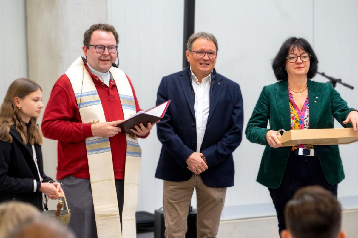 Pfarrer segnet neue Busse, hält Rede